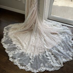 Never worn Maggie Sottero plus size wedding dress